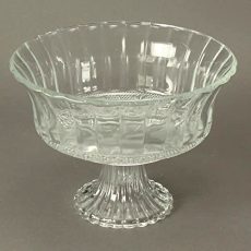 Sklenená váza na nôžke