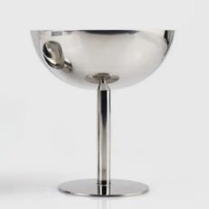 Strieborný pohár na champagne tower